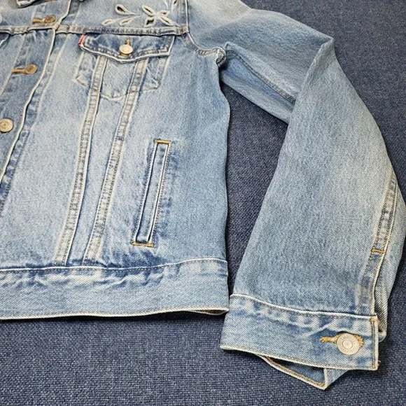 Levi Strauss & Co Womens Light Wash Denim Trucker Jacket Floral Eyelet Size L - Picture 2 of 9